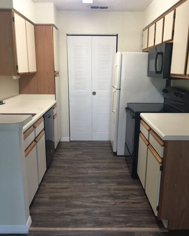 Building Photo - METROWEST: Popular Tradewinds Community!