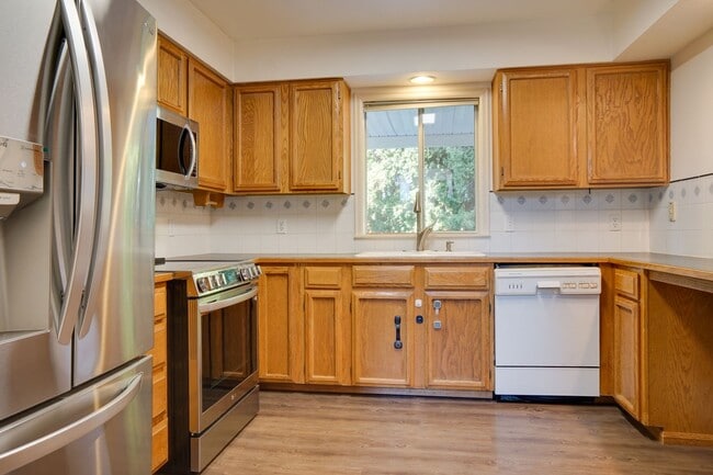 Foto del edificio - Desirable Eagle Lane Townhome