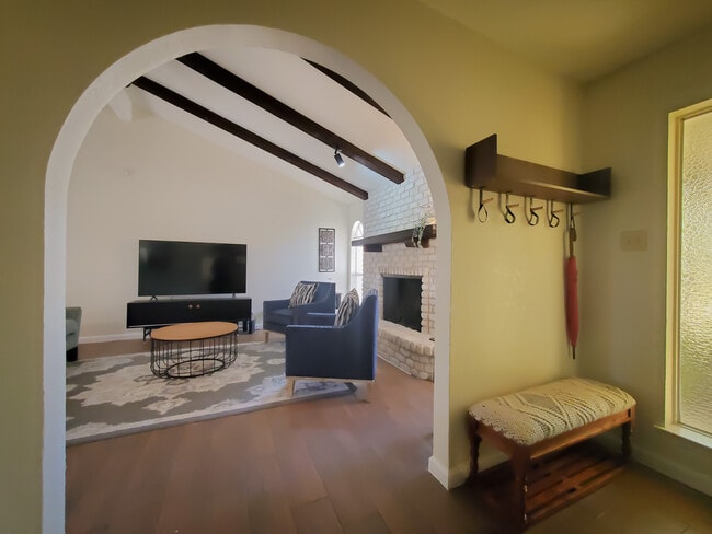 Foto del edificio - 2149 Lotus Blossom St