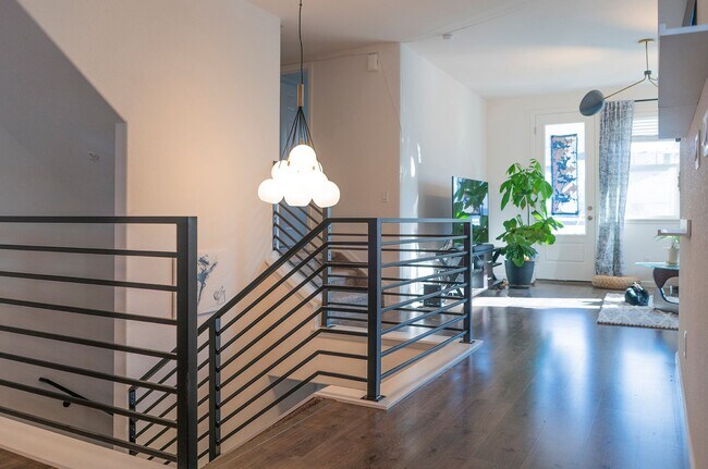 Foto del edificio - Stunning End Unit Townhouse! - Available Now!