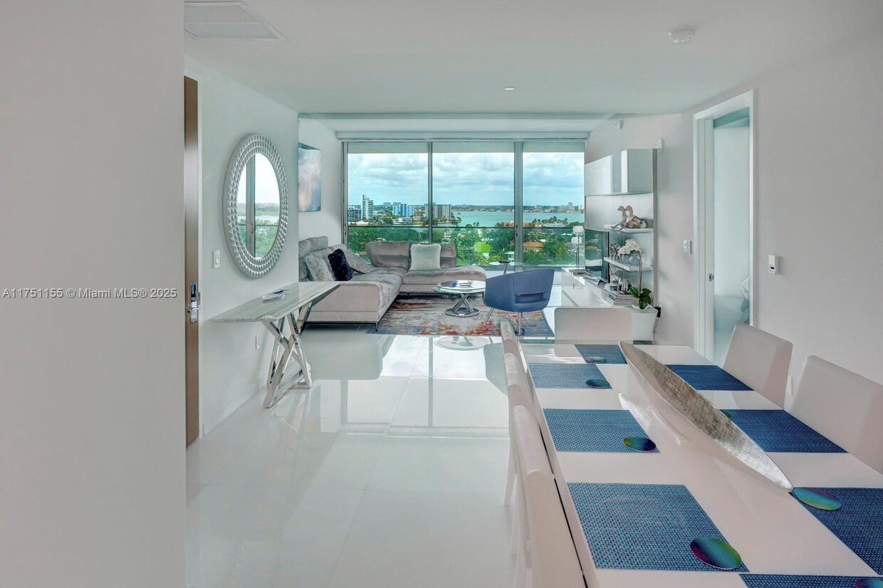 Primary Photo - 10203 Collins Ave