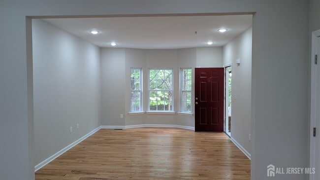 Building Photo - 120 Forest Dr