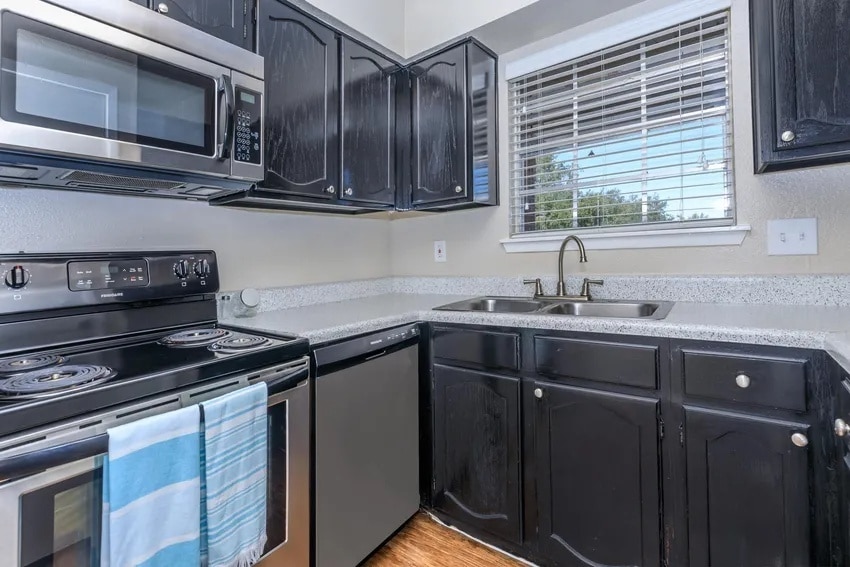Primary Photo - Elegant 2-Bedroom Near I-45 – Pets Welcome!