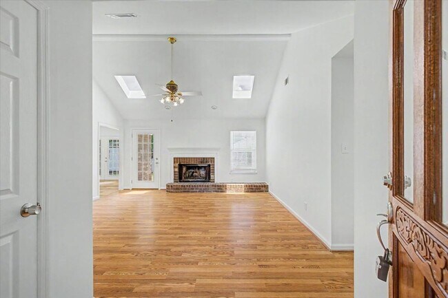 Foto del edificio - 4 Bed/2 Bath Updated Home in Richmond Heights