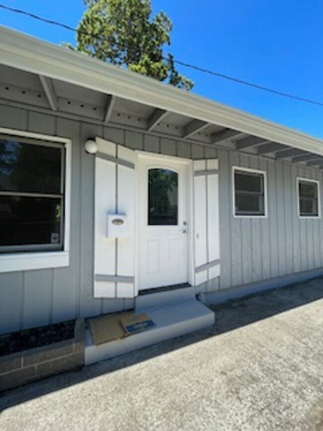 Building Photo - Mid-Century Montavilla Neighborhood