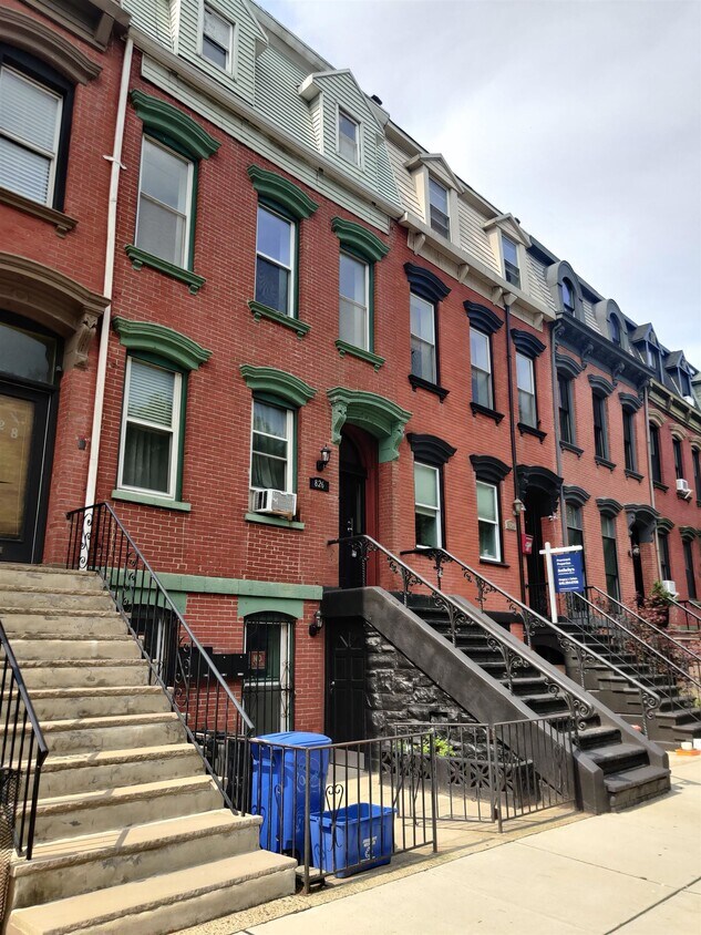 Primary Photo - 826 Grand St