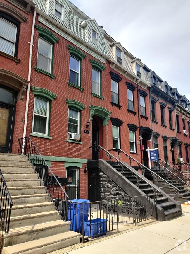 Building Photo - 826 Grand St