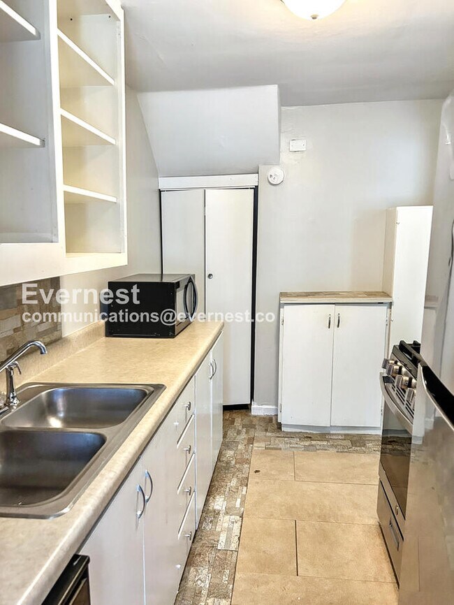 Foto del edificio - 2 Bed, 1 Bath Townhome with Fenced Yard / Pet-Friendly / Vouchers Accepted / Coming Soon!