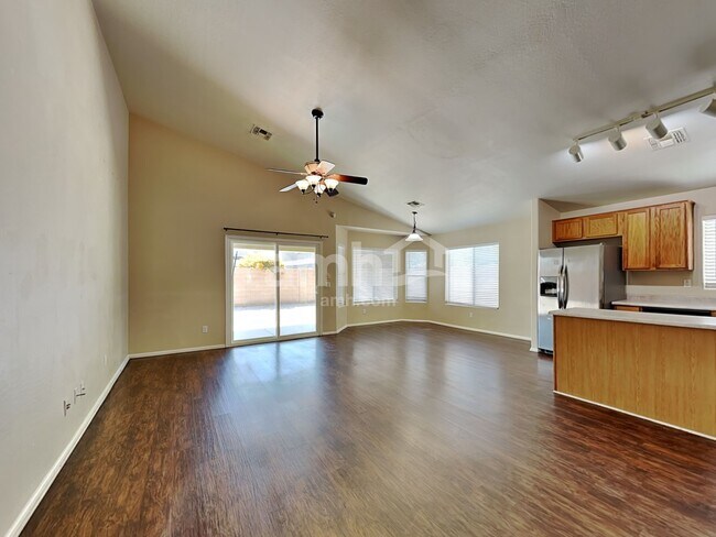 Foto del edificio - 17367 W Elizabeth Ave