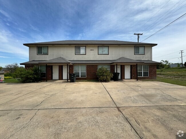 Building Photo - 1901 Monte Carlo Ln