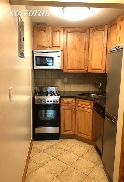 Building Photo - 330 W 77th St