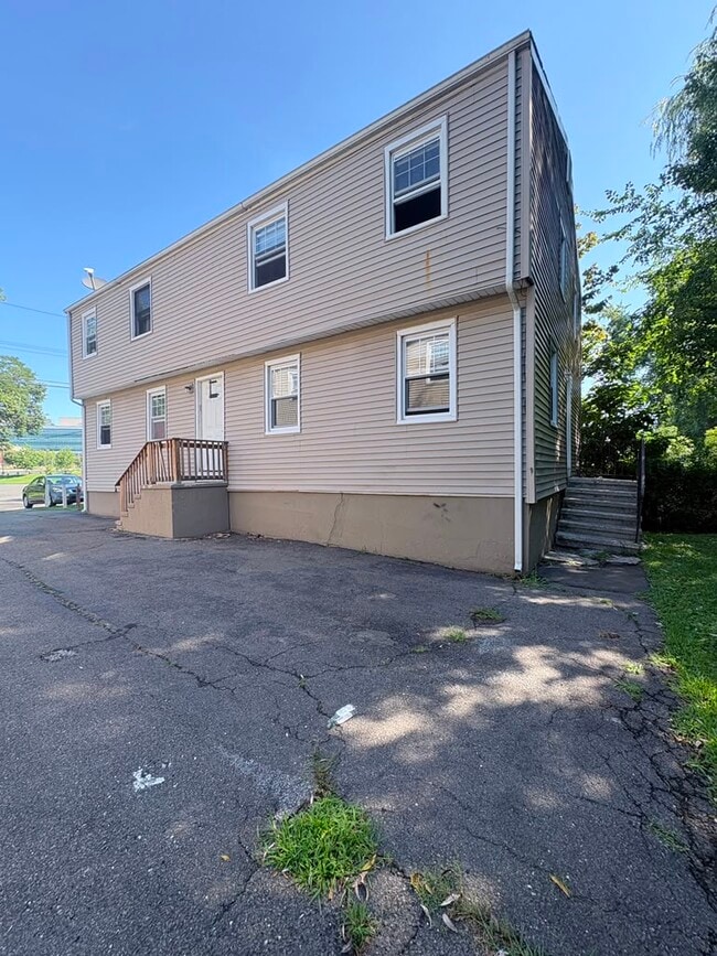 Building Photo - 2 Kilborn St