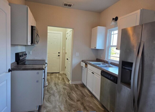 Building Photo - 205 Ivy Ln
