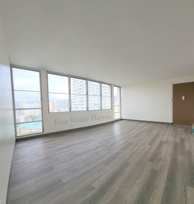 Foto del edificio - UPGRADED 3 br / 2 ba Only 2 units per flr, VIEWS, Utils Incl.+2 prkg.
