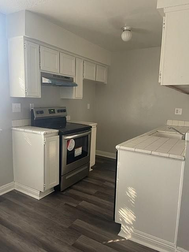 Foto del edificio - Upstairs Charming 2- bedroom condo