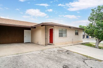 Building Photo - 104 Hackberry Ln