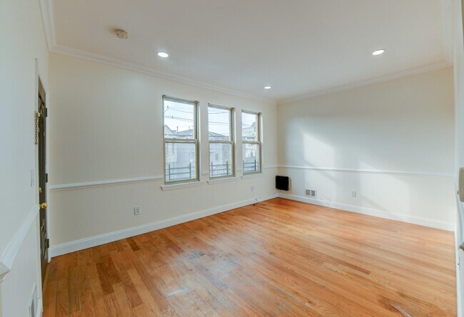 Building Photo - 572 Liberty Ave
