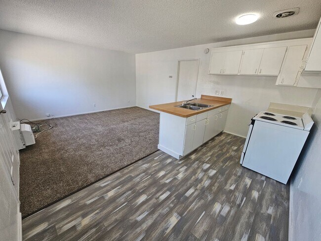 Building Photo - 1 Bedroom 1 Bath Triplex Unit in Los Molinos!