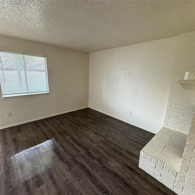 Foto del edificio - 6901 Wentworth Dr