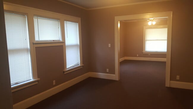 Foto del edificio - 1133-1135 N Main St