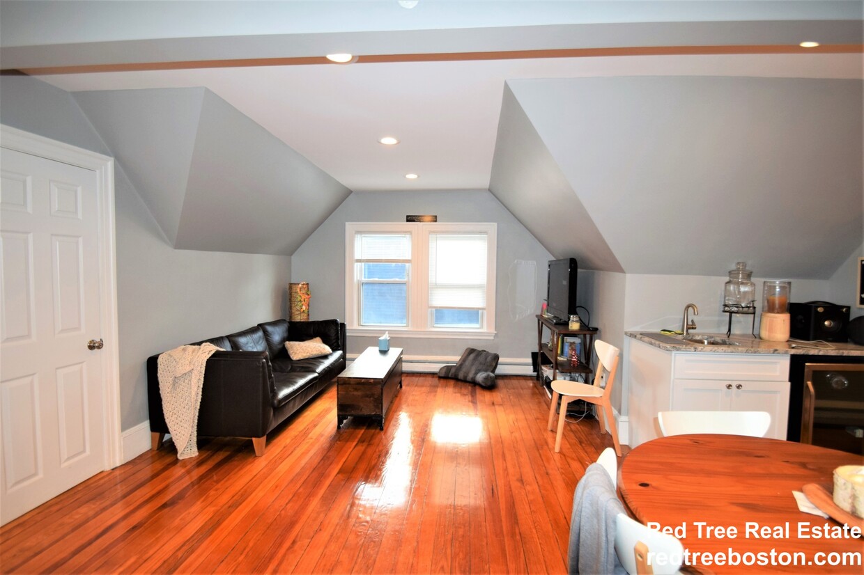 Apt 3 - 63 Mapleton St
