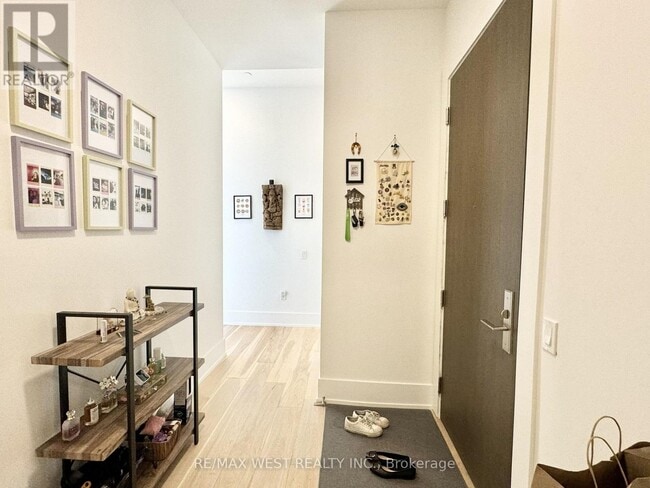 Building Photo - 39 Roehampton Ave