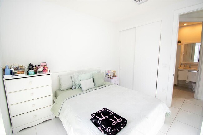 Foto del edificio - 6320 NW 104th Path