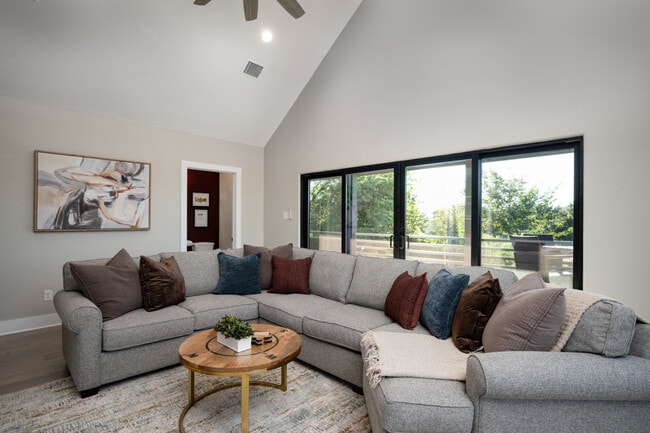 Building Photo - 100 Moss St