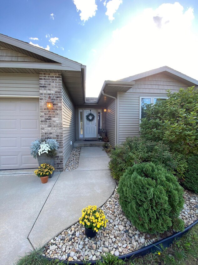 103 E North St, Mazomanie, WI 53560 House for Rent in Mazomanie, WI