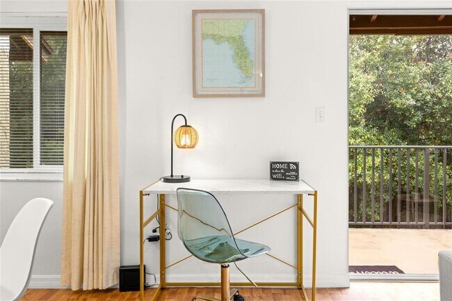 Foto del edificio - 4215 E Bay Dr