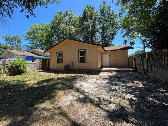 Building Photo - Available Now 3 bedroom 1.5 bathroom 1 car...