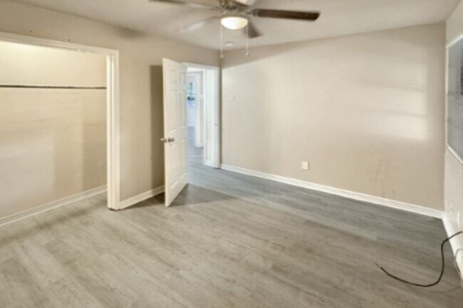 Foto del edificio - 5335 Burgundy St