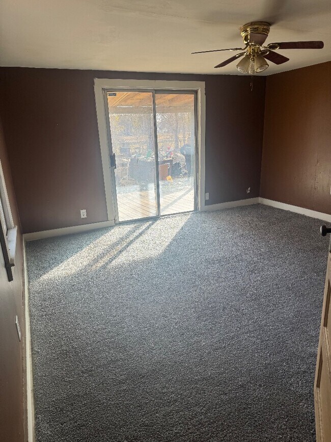 Foto del edificio - 227 E Poplar Ave