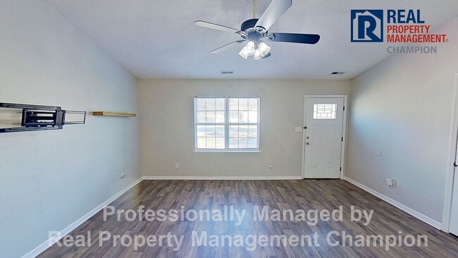 Foto del edificio - 3 BD/2 BA Home with Fenced Yard & Attached Garage