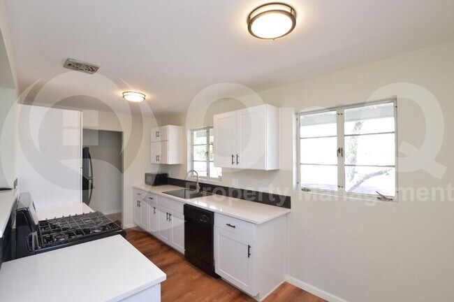 Building Photo - 611 E Encanto Dr