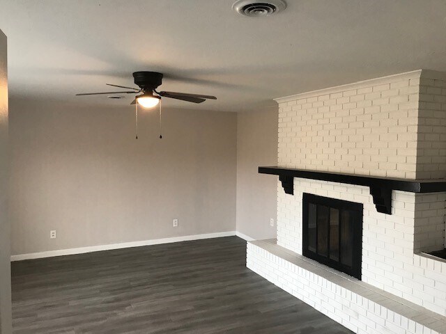 Building Photo - 2821 James Louis Dr