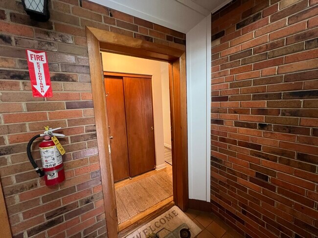 Foto del edificio - 481 Duane Terrace