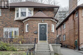 Building Photo - 8 Poplar Plains Crescent