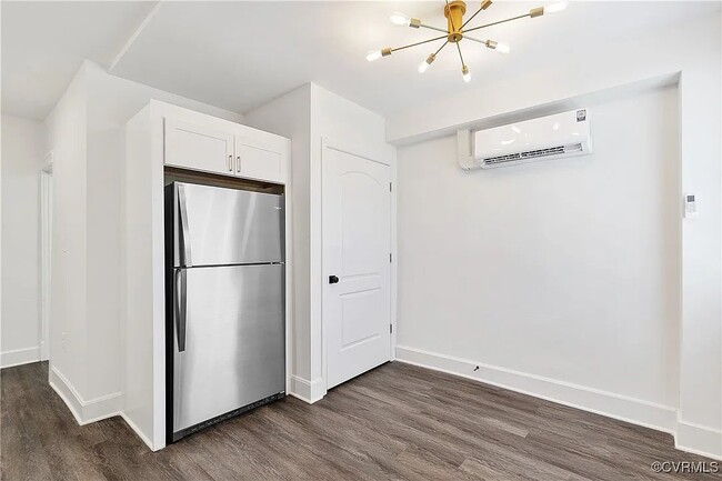 Photo - 3139 Ellwood Ave Apartment