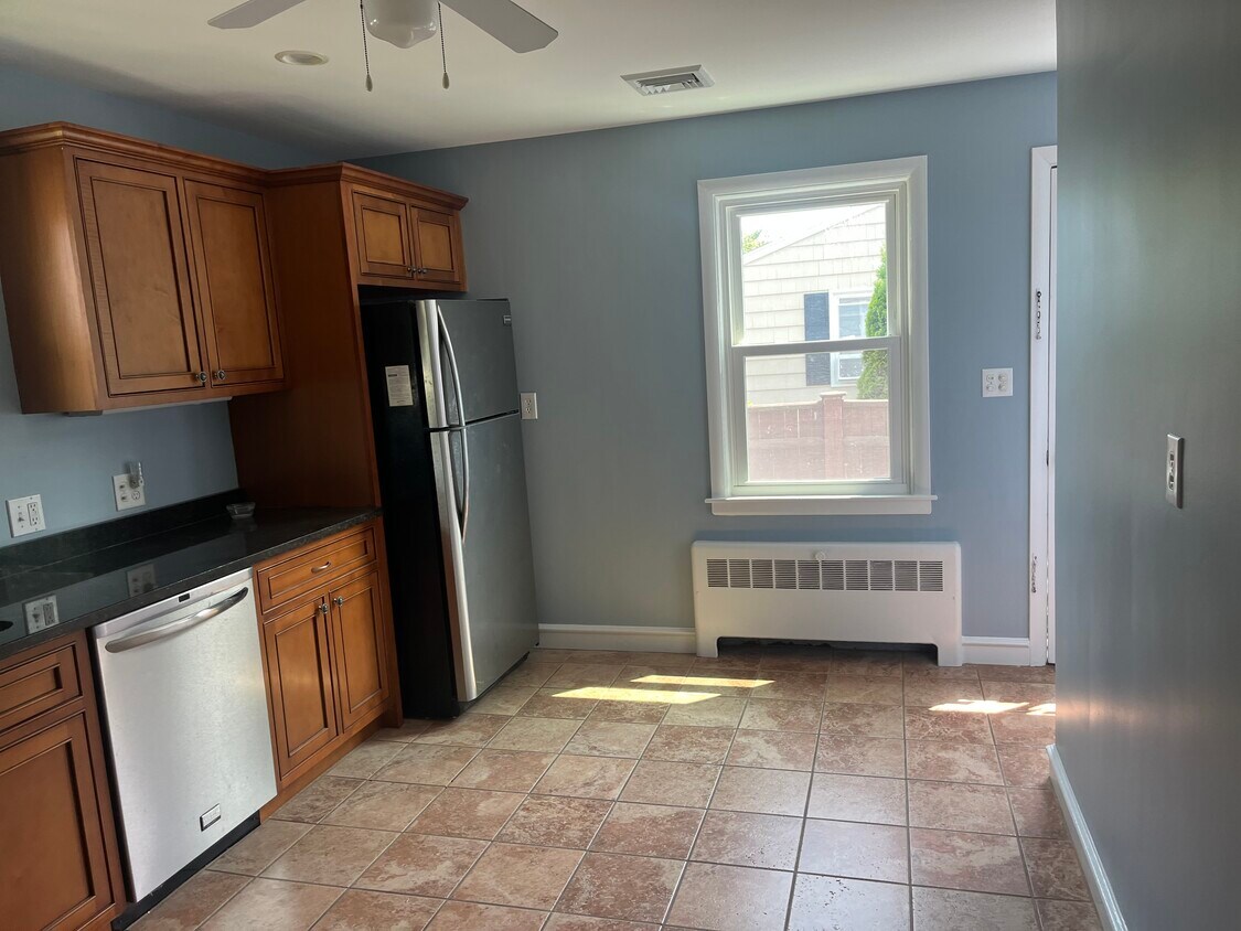 Building Photo - 5 Daniel St