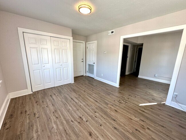 Building Photo - Pet Friendly - Completely Renovated 2nd Fl...