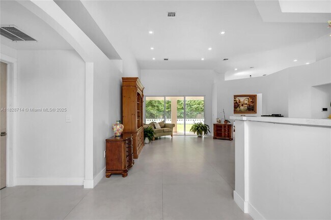 Foto del edificio - 529 Curtiss Pkwy