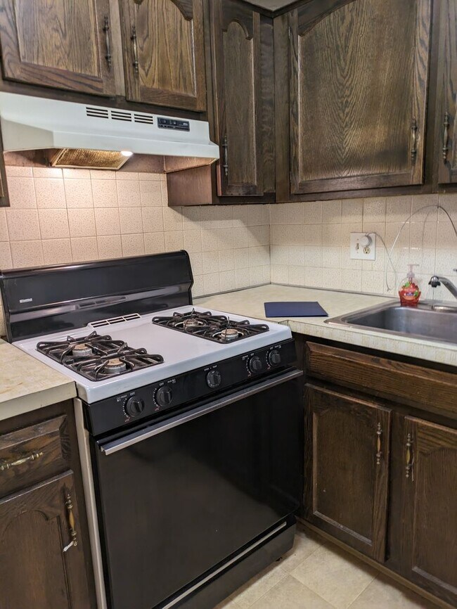 Foto del edificio - PENDING - Spacious 1 bedroom garden style condo at King's Court Condominiums