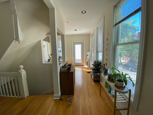 Foto del edificio - 1147 W Barry Ave