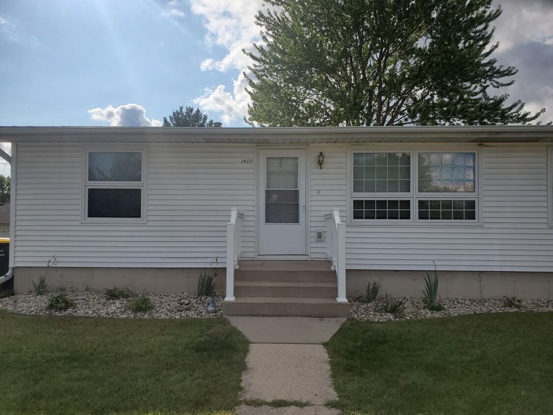 Primary Photo - 1401 Sheri Ct