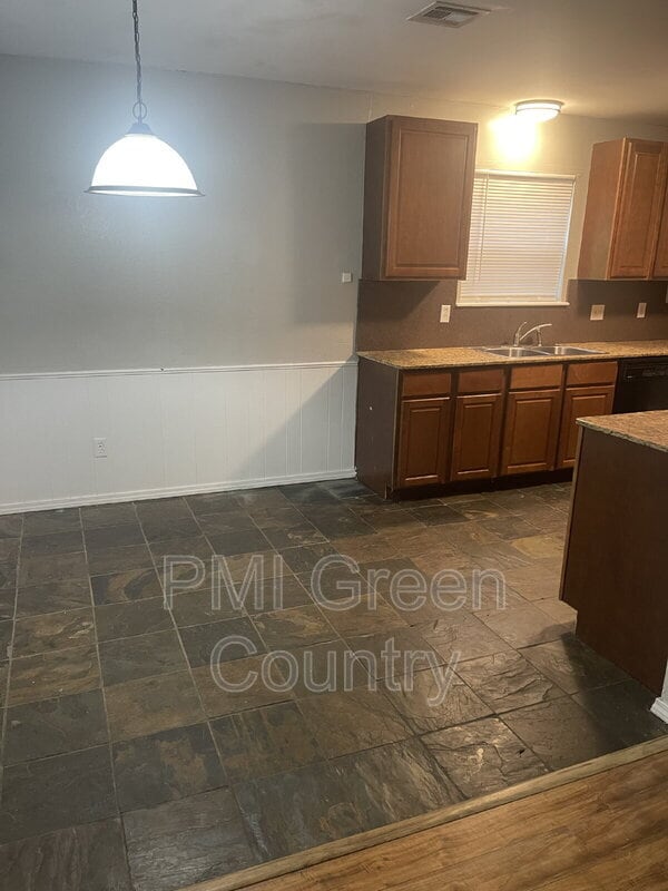 Building Photo - 2813 E Oakridge St