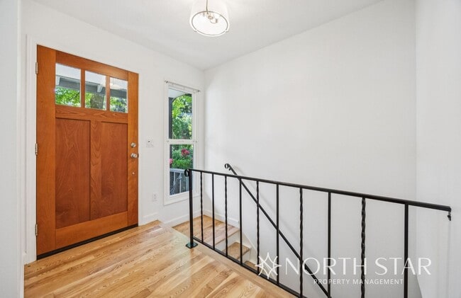 Building Photo - Beautiful Lake Oswego Ranch Home in Red Fo...