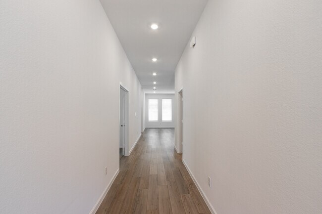 Building Photo - 705 Western Fern