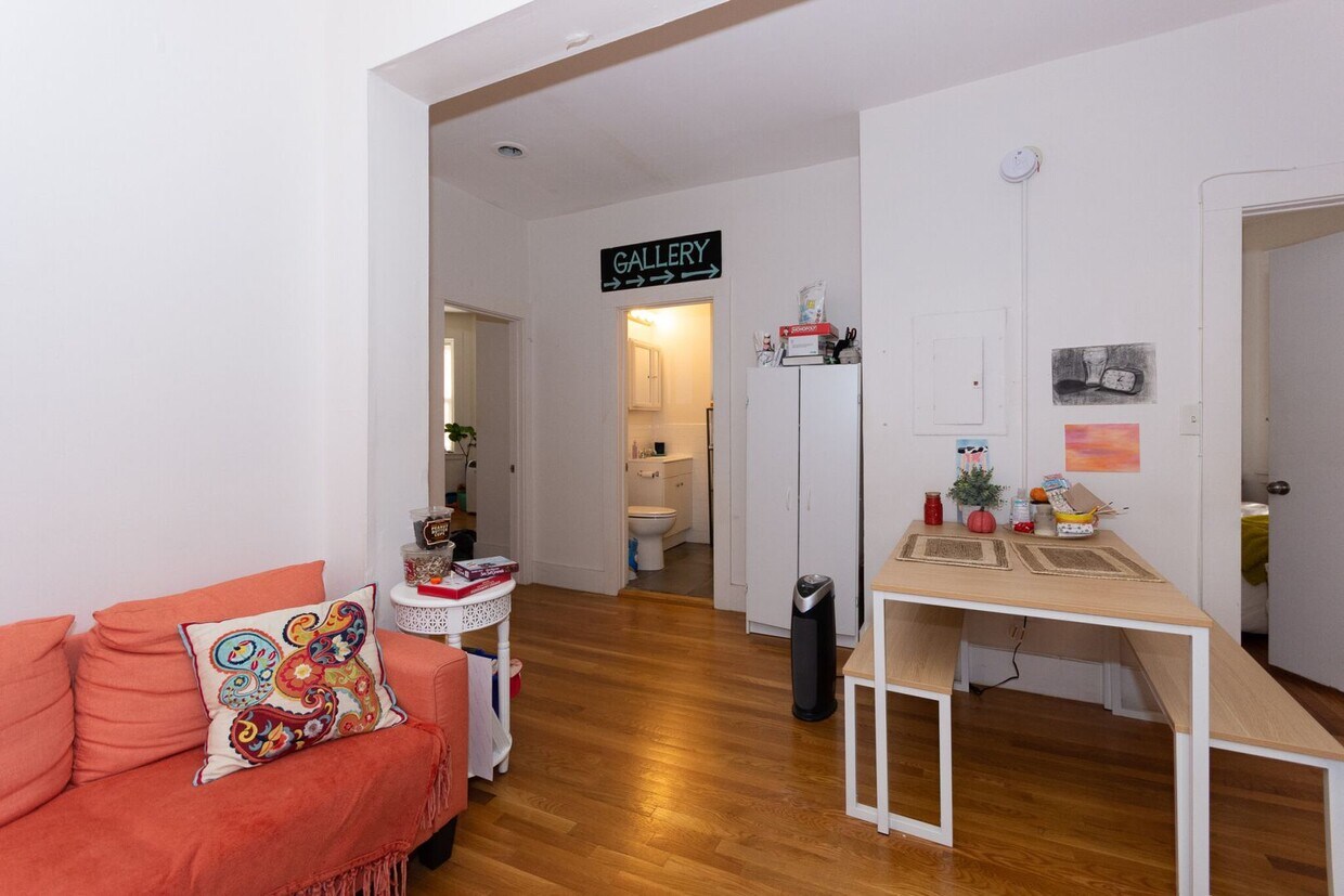 Foto principal - Great 4 Bedroom located close to BU Available 09/01/26