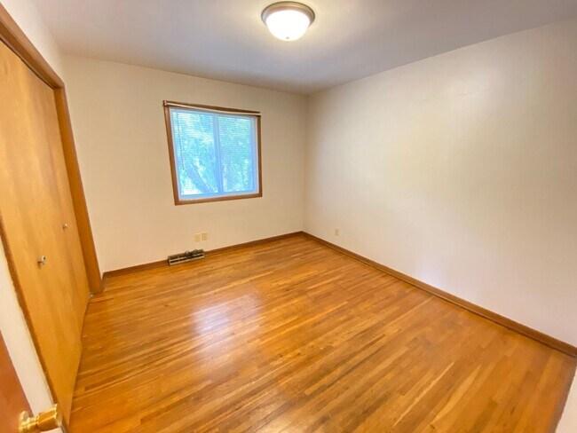 Building Photo - 610 E Seerley Blvd